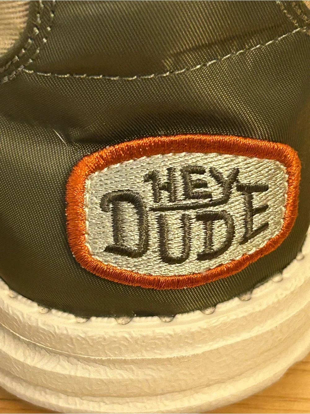 HEYDUDE Men's Wally Mid Stars N Skulls (Tan).